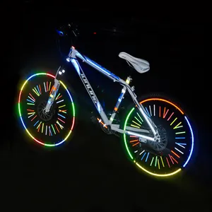 自転車のスポークにクリップされた装飾的なマウンテンバイク照明ホイールは自転車の暗い棒で輝きます