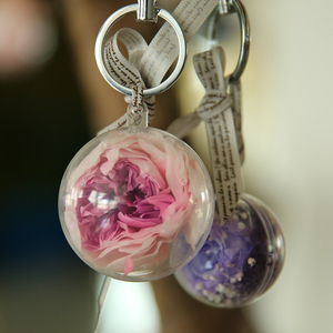 Rose préservée faite à la main en vente chaude dans un pendentif porte-clés en boule acrylique, vente en gros, Yunnan Chine, fête des mères, Noël - Product Image 2