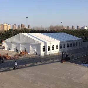 Une grande tente d'église de fête de mariage de cadre