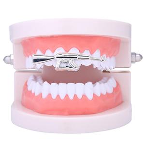 Grilles dentaires en laiton AK-47 de gros, plaquées or 18 carats, double rangée, style hip-hop, plaquées or 14 carats, forme de pistolet AK47 - Product Image 1