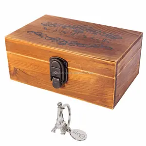 老式木制装饰盒宝箱与锁和钥匙
