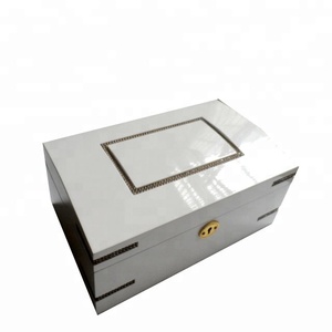 Piano Blanco acabado de laca strass tapa forro de lujo caja de joyería de madera con llave - Product Image 1