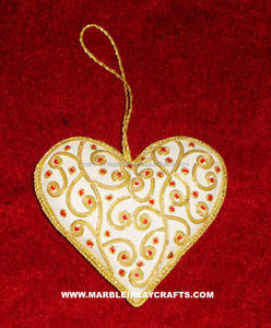 Adornos Navideños en Forma de Corazón Bordados a Mano con Hilo Blanco Zari - Product Image 1