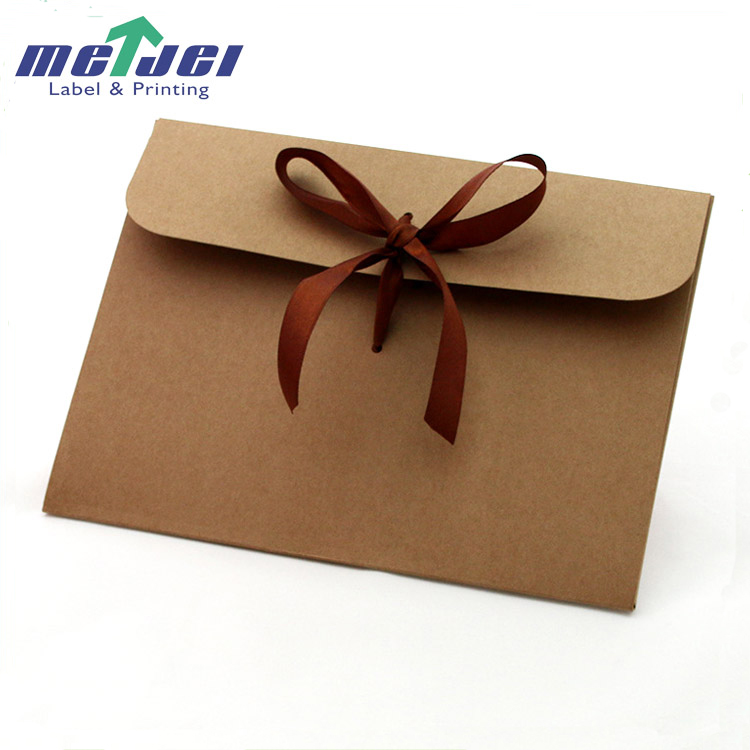 Пользовательская переработанная подарочная упаковка, конверт из крафт-бумаги для одежды с ленточным бантом