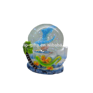 Boule d'eau en polyrésine personnalisée de 65 mm, motif dauphin, lézard, pyramide, amour religieux, mignonne boule de neige en verre, modèle souvenir cadeau - Product Image 3