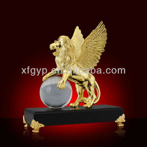de metal de oro de león con el ala y blanco estatuilla globle - Product Image 1