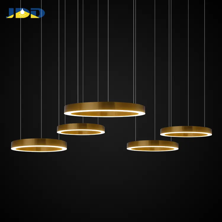 โคมไฟเพดานโคมระย้าสีทองที่ทันสมัยเหมาะสำหรับห้องนั่งเล่นแสงจี้