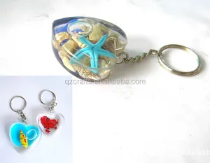 A forma di cuore modello di plastica di acqua globe keychain