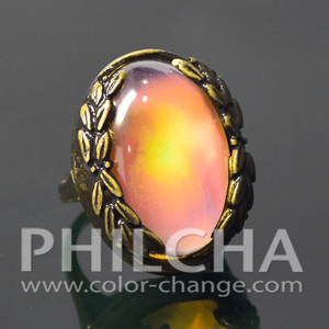 Anillo de piedra de humor ovalada con corona de laurel en color bronce antiguo - Product Image 2