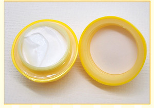 BIOAQUA Krim Tangan Buah Gaya Korea, 30Ml Persik Pisang Mangga Anti Penuaan Melembabkan Memutihkan Krim Tangan Organik untuk Musim Dingin