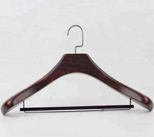 Móc Treo Quần Áo Nam Bằng Gỗ Sang Trọng Mới Có Khóa Thanh Nhung Và Logo Khắc - Product Image 2