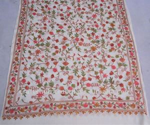 Chal de Lana Bordado a Mano con Diseño Floral para Mujer, Bufanda Larga, Diseño Tradicional, Transpirable, Ligero, para Uso Diario en Todas las Estaciones - Product Image 1