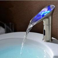 Robinet de lavabo à capteur de changement de couleur à LED Robinet de lavabo automatique en laiton pour la maison et l'hôtel