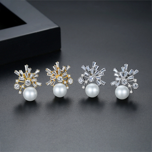 LUOTEEMI Elegante In Oro Bianco Placcato CZ Del <span class=keywords><strong>Fiore</strong></span> Delle Donne Madre Regalo Di Natale Simulato Vite Prigioniera Della Perla <span class=keywords><strong>Orecchini</strong></span> - Product Image 4