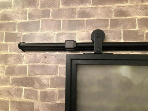 <span class=keywords><strong>Porte</strong></span> intérieure moderne en verre dépoli Cadre en acier noir Quincaillerie de <span class=keywords><strong>porte</strong></span> de grange coulissante Cloison d'hôtel Décoration latérale Surface finie - Product Image 3