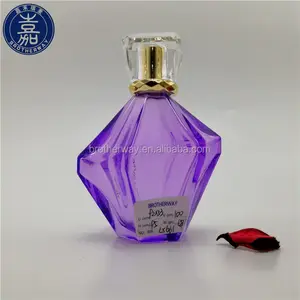 钻石形状梦幻紫色玻璃香水瓶与漂亮的帽子