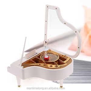 Boîte à musique <span class=keywords><strong>classique</strong></span> à manivelle avec ballerine sur un piano - Product Image 2