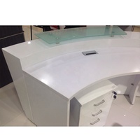 Comptoir de caisse demi-rond pour café, design de comptoir d'accueil blanc haut de gamme