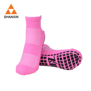 Vente chaude en gros personnalisé pas cher grip chaussettes, absorbant la transpiration pas cher <span class=keywords><strong>anti</strong></span> slip chaussettes - Product Image 1