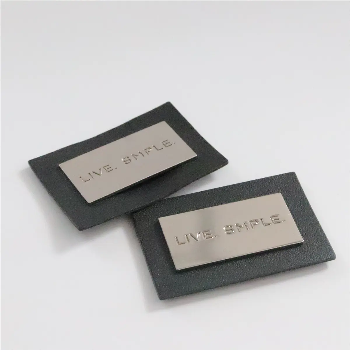 Toplu özel kabartmalı deri etiket Metal bağlı kot siyah deri yama Metal