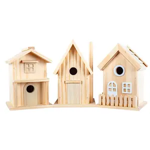 قفص خشبي لمنزل الطيور مع فتحة بلون طبيعي لتزيين الحدائق