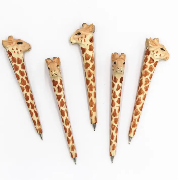 Toptan ucuz fiyat el oyma hayvan kalem ahşap hatıra zürafa şekilli hayvan kalem dekorasyon için