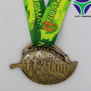 Custom sports correndo prêmio gold metal folha maratona medalha com fita