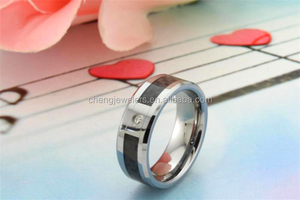 CHENG JEWELERS Bague en carbure de tungstène classique avec incrustation de <span class=keywords><strong>fibre</strong></span> de carbone noire de 8 mm, bijoux pour doigts personnalisés pour hommes - Product Image 6