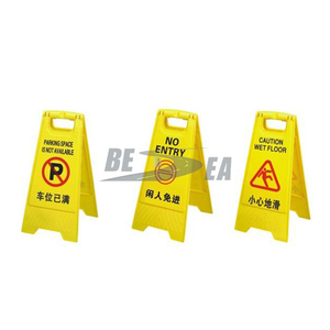 No hay aparcamiento, Piso mojado seguridad advertencia barricadas y signos - Product Image 1