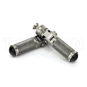 Repose-pieds universels réglables pour <span class=keywords><strong>moto</strong></span>, pour <span class=keywords><strong>moto</strong></span> de rue - Aluminium 6061 T6, titane et couleur noire anodisée - Product Image 3