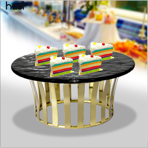 Espositore di Lusso Dorato <span class=keywords><strong>per</strong></span> Dessert e Torte / Espositore Commerciale <span class=keywords><strong>per</strong></span> Alimenti / Stand Espositivo <span class=keywords><strong>per</strong></span> Alimenti con Ardesia Attrezzatura <span class=keywords><strong>per</strong></span> Catering Usata - Product Image 2