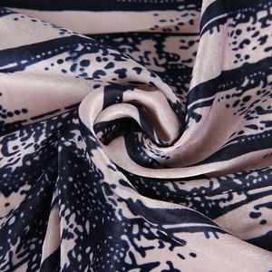 Meilleur Prix Femmes Musulmanes Quotidien Porter Rayure Impression Soie <span class=keywords><strong>Hijab</strong></span> Écharpe En Satin De Soie Foulard - Product Image 2