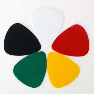 Sensibilità della mano liscia nero logo stampato su ordinazione guitar picks all'ingrosso