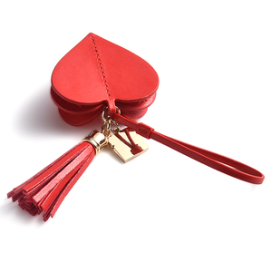 Portachiavi con Logo personalizzato a forma di cuore di vendita caldo portachiavi in pelle con nappe in metallo
