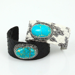 Brazalete Abierto Bohemia con Incrustaciones de Turquesa Verde y Pedrería, con Diseño de Piel de Serpiente Pitón, para Mujer - Product Image 4