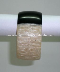 Bracelet en résine à la mode de la saison de Noël en gros indien couleur noire et crème - Product Image 2