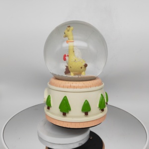 Vente en gros de boules à neige en résine style artificiel sur le thème des animaux et des modèles pour la décoration de la maison inspiré par l'anime et la musique - Product Image 3