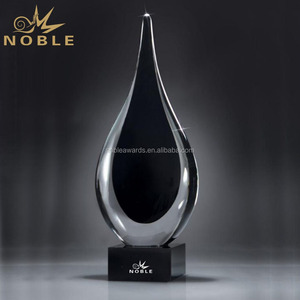 Regali creativi Tear Drop Trofeo Premio di Vetro di Arte su Base In Vetro Nero - Product Image 1