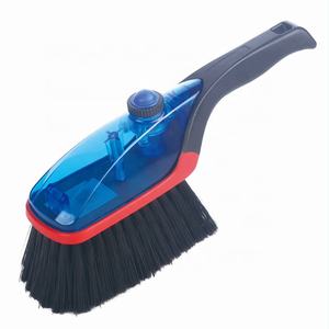 <span class=keywords><strong>Brosse</strong></span> de nettoyage portable AIDO AD-02126 <span class=keywords><strong>avec</strong></span> réservoir d'eau et de savon intégré, poils noirs doux (6 cm) pour le <span class=keywords><strong>lavage</strong></span> extérieur des voitures - Product Image 1