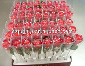 Flor Decorativa con Luces LED, Rosa Roja de Plástico para Regalos de San Valentín - Product Image 5