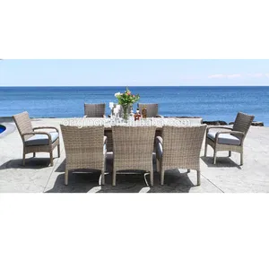 Mueble de comedor para exteriores estilo griego de Atenea, muebles informales de color claro con mesa y sillas de jardín cubiertas de mimbre PE