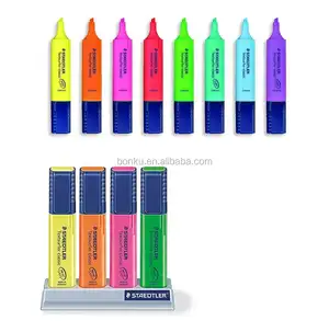 متعدد الألوان مجموعات مع حامل قلم في مكتب قلم تحديد