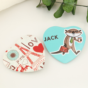 Boutons de badge en plastique blanc avec logo, pas cher, logo personnalisé de bande dessinée, bon marché, logo, imprimé cœur, en vogue, vente en gros - Product Image 1