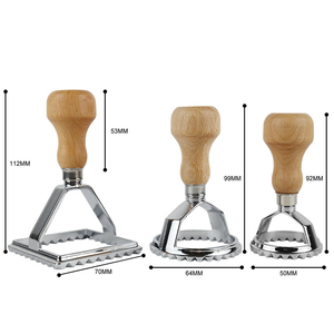 Jeu de tampons ronds et carrés <span class=keywords><strong>pour</strong></span> coupe-<span class=keywords><strong>ravioli</strong></span> <span class=keywords><strong>emporte</strong></span>-pièces en métal avec manche en bois - Product Image 3