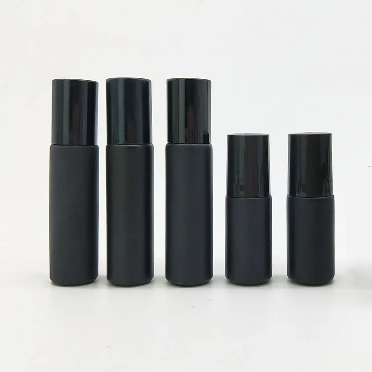 Botol roller ball hitam Matte MOQ kecil wadah roll on kaca minyak esensial 10 ml botol makeup kosmetik dengan tutup hitam