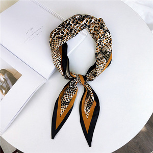   Sciarpe Estive e Primaverili Accessori Colorati con Stampa <span class=keywords><strong>Leopardata</strong></span> e Serpente <span class=keywords><strong>Sciarpa</strong></span> Lunga in Seta per Donne - Product Image 5