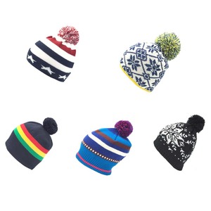 Commercio all'ingrosso delle donne acrilico inverno cappello di lavoro a maglia a coste skully cappello di neve pom pom di canapa beanie con paraorecchie tuque