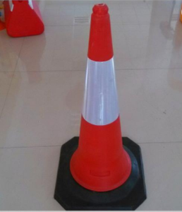 Siyah kauçuk taban ile orta doğu standart düşük fiyat plastik trafik konisi trafik konisi