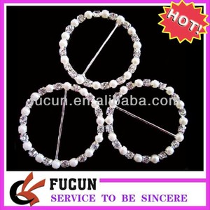 delicado <span class=keywords><strong>el</strong></span> círculo grande de diamantes de imitación de la perla hoja silla hebilla deslizante para la boda - Product Image 1