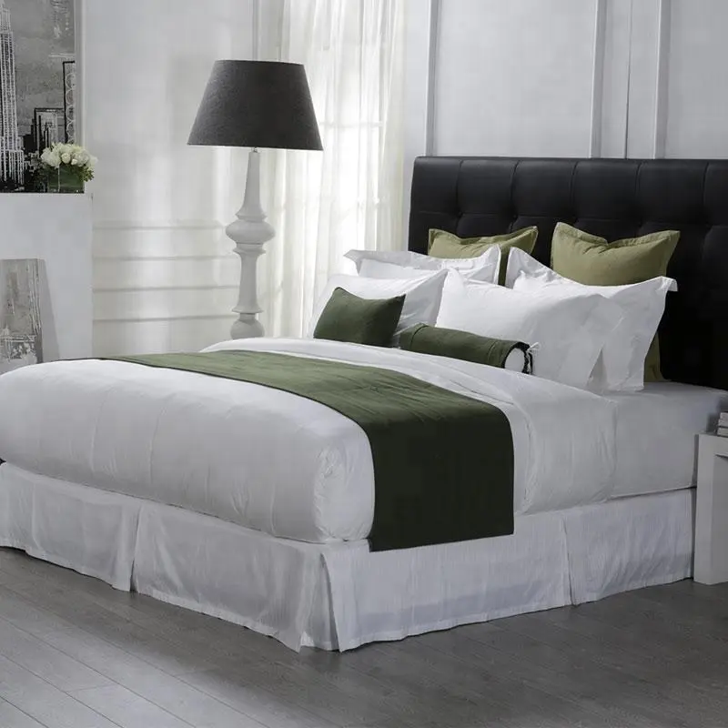 Двуспальная кроватка зеленого цвета и декоративная подушка, роскошные простыни